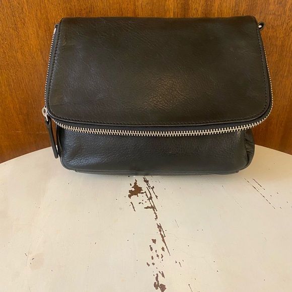 Medium size crossbody black purse - Picture 3 of 9